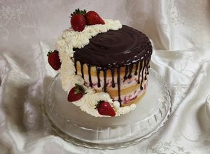 Una foto de 💍 Torta de frutillas a la crema con drip de chocolate - Naked strawberry drip cake de Aniversario💍