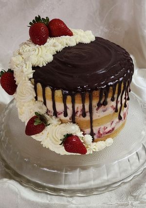 Una foto de 💍 Torta de frutillas a la crema con drip de chocolate - Naked strawberry drip cake de Aniversario💍