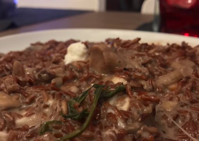 Modo semplice a Preparare Fatto in casa super veloce Risotto rosso con funghi e burrata