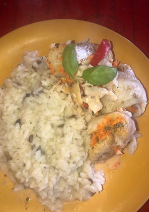 Una foto de Filet de merluza con risotto de champiñones😋