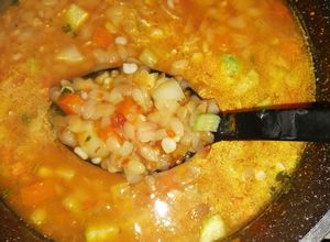 Una foto de Sopita de pasta con verduras 🌽🥕🥔🌰