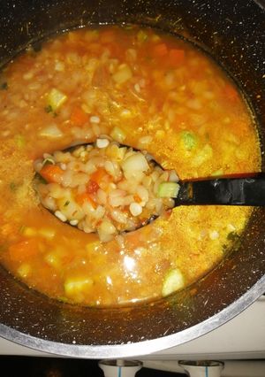 Una foto de Sopita de pasta con verduras 🌽🥕🥔🌰