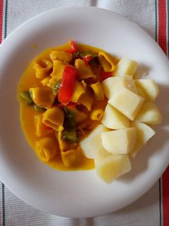 Una foto de Calamares en salsa con pimientos y papa cocida