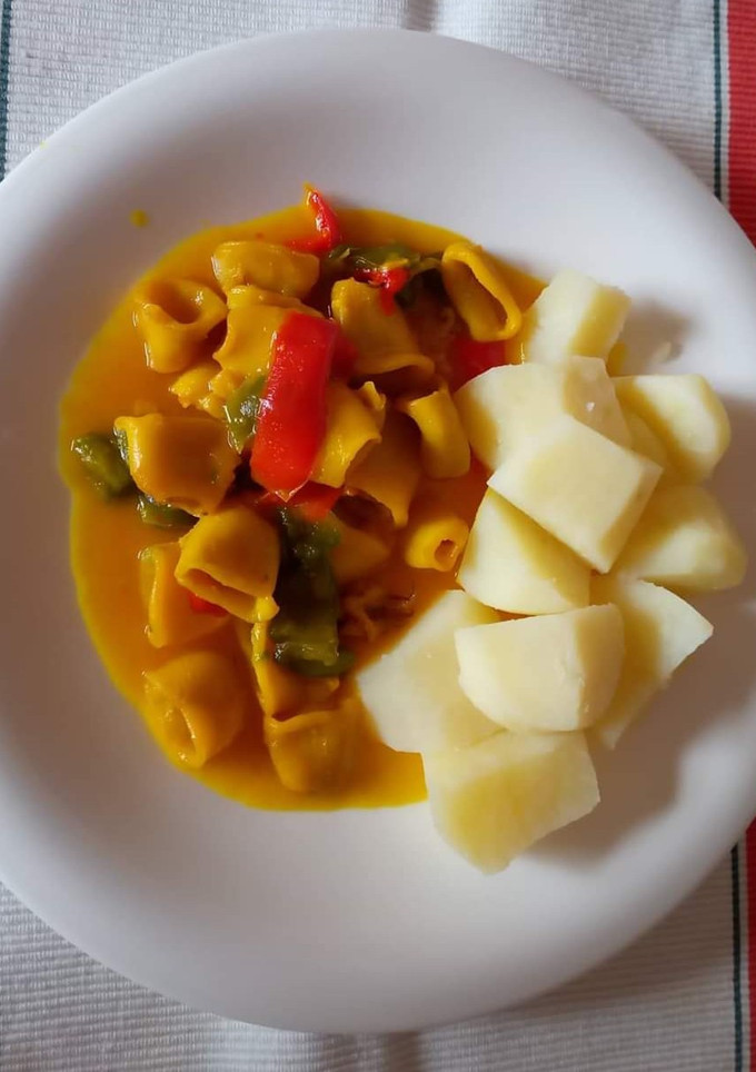 Una foto de Calamares en salsa con pimientos y papa cocida