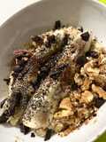 Porridge banana, frutta secca e cioccolato