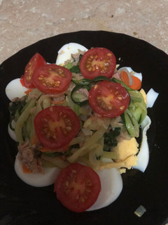 Una foto de Ensalada de spaghetti de calabacín