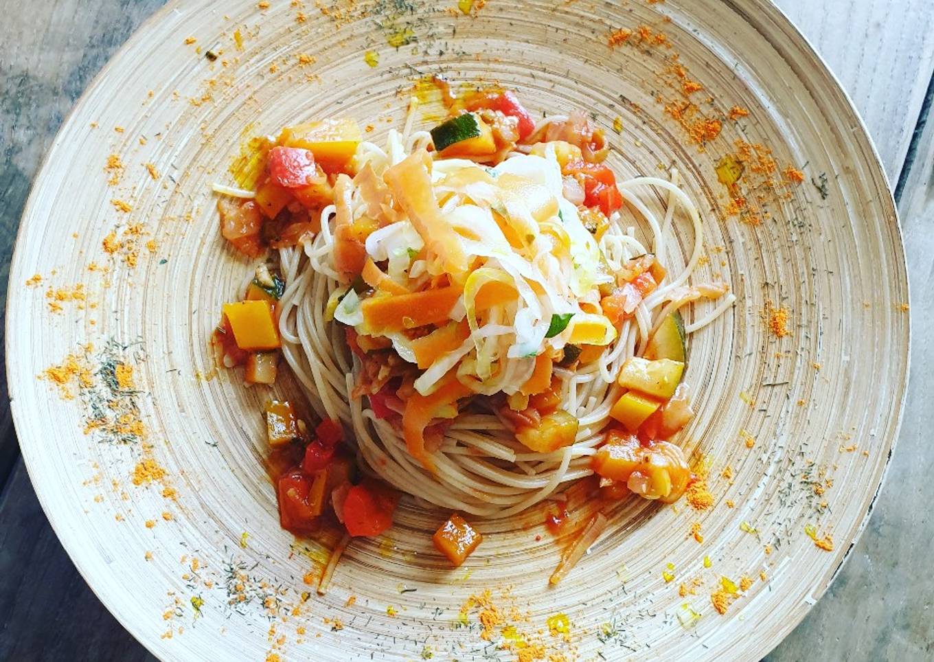 Pasta integral con verdura pochada y encurtidos caseros