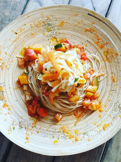 Una foto de Pasta integral con verdura pochada y encurtidos caseros