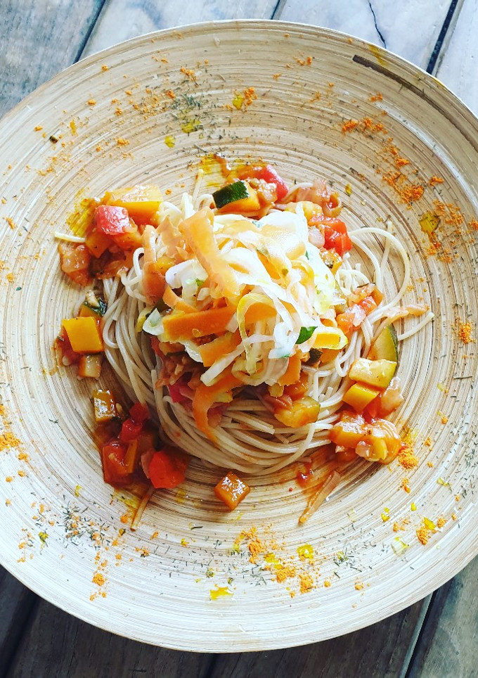 Una foto de Pasta integral con verdura pochada y encurtidos caseros