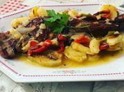 Una foto de paletilla cabrito horno