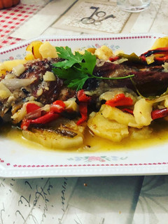 Una foto de Paletilla de cabrito al horno al vino blanco verduras y patata
