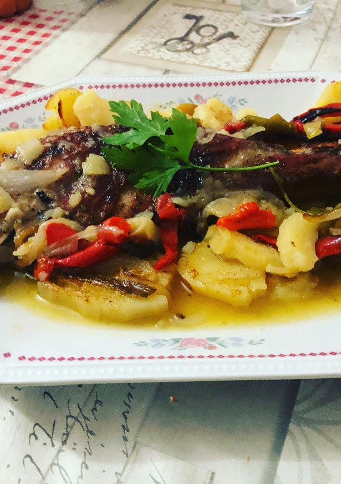 Una foto de Paletilla de cabrito al horno al vino blanco verduras y patata