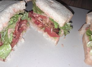 Una foto de Sándwiche con pollo.