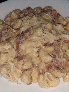 Una foto de Pasta tiburón🦈 o coditos a la carbonara