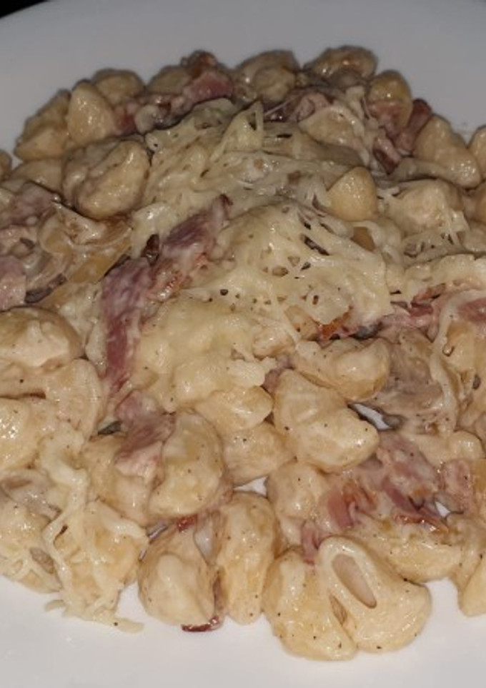 Una foto de Pasta tiburón🦈 o coditos a la carbonara