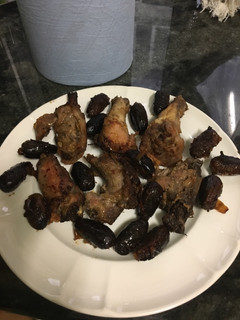Una foto de Pollo serrano asado con dátiles