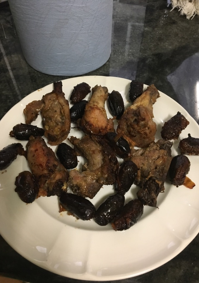 Una foto de Pollo serrano asado con dátiles