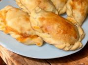 Una foto de masa para empanadas harina comun