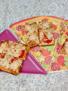 ब्रेड पिज़्ज़ा (bread pizza recipe in Hindi) रेसिपी मुख्य फोटो