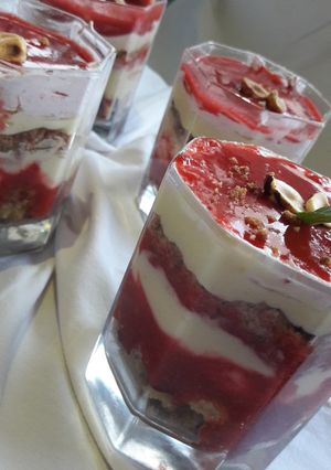 Une photo de Verrine crumble Mousse citron et fraise
