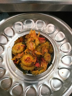 மசாலா பாகற்காய் பொரியல்(masala bittergourd poriyal recipe in tamil) செய்முறை முக்கிய புகைப்படம்