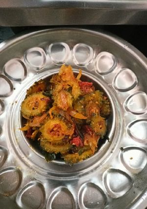 மசாலா பாகற்காய் பொரியல்(masala bittergourd poriyal recipe in tamil) செய்முறை முக்கிய புகைப்படம்