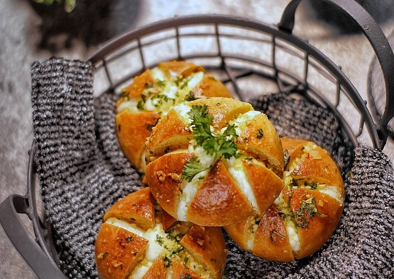 SOURDOUGH KOREAN GARLIC CREAM CHEESE BREAD 🌾