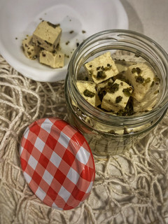 Una foto de Queso feta vegano