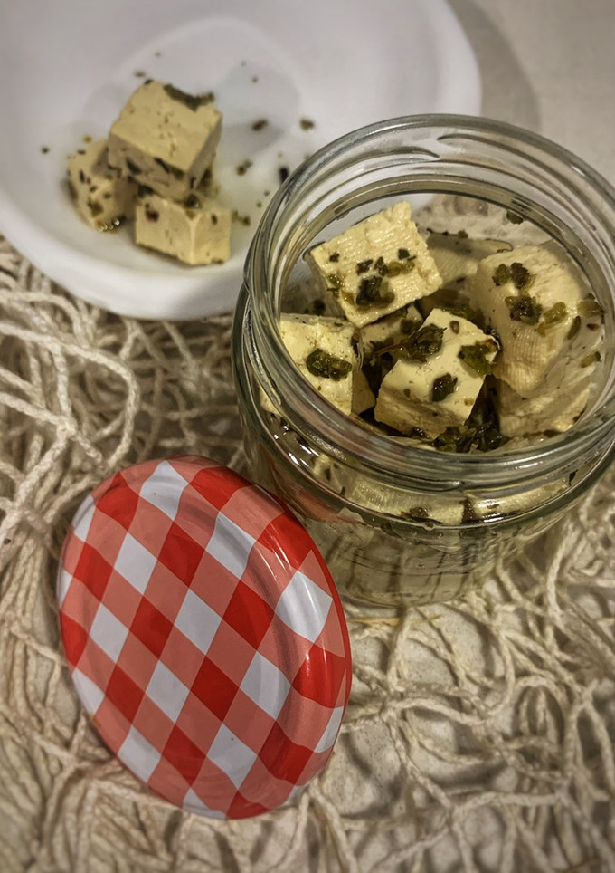 Una foto de Queso feta vegano