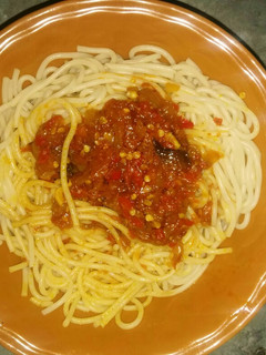 A picture of White spaghetti n sauce.