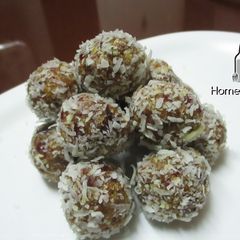 A picture of Oatmeal and coconut energy bites.