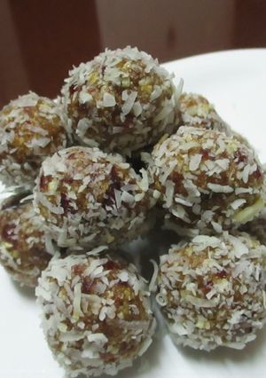 A picture of Oatmeal and coconut energy bites.