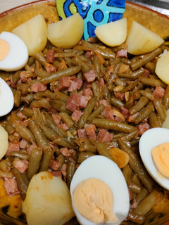 Una foto de Judías verdes con huevo duro y jamón