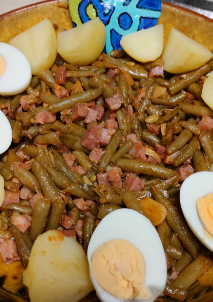 Una foto de Judías verdes con huevo duro y jamón