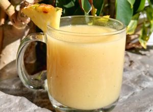 Una foto de Champurrado con masa de piña 🍍(atole de piña)