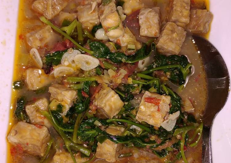 Tumis tempe kangkung pedas