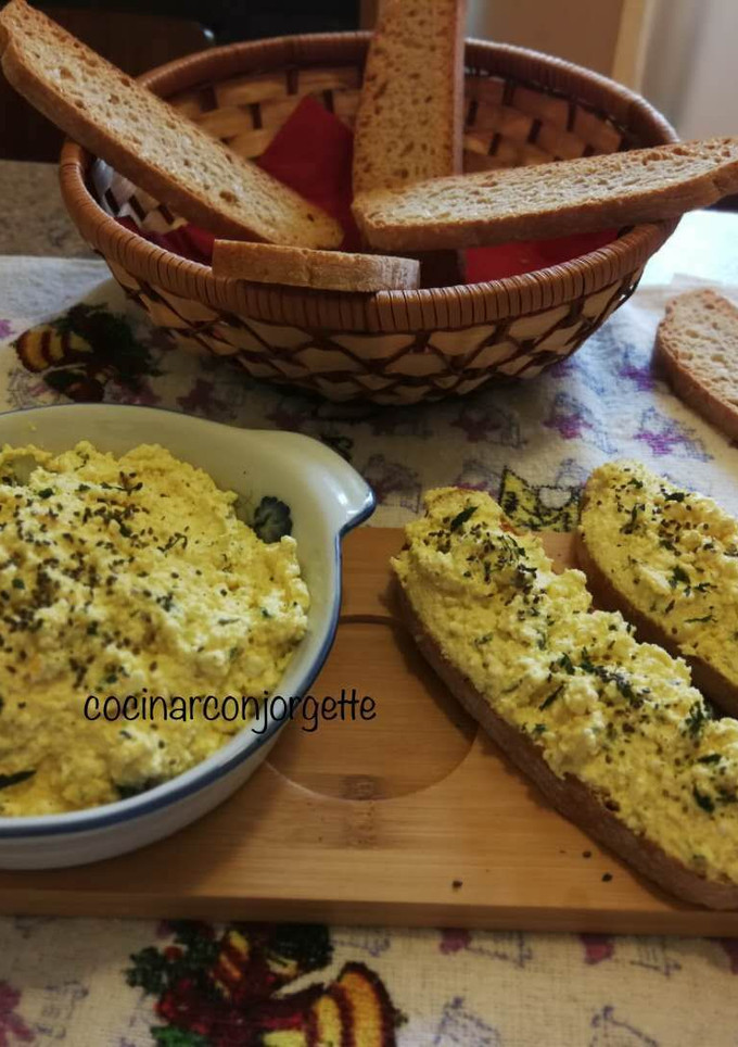 Una foto de Crema de queso fresco al curry y cúrcuma