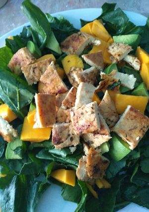 Una foto de Ensalada de aguacate y mango