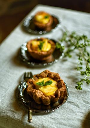 Foto di VEG CROSTATINE ALLA LIQUIRIZIA, ZAFFERANO E ANANAS CARAMELLATO