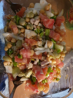 Una foto de Ensalada de garbanzos y habitas