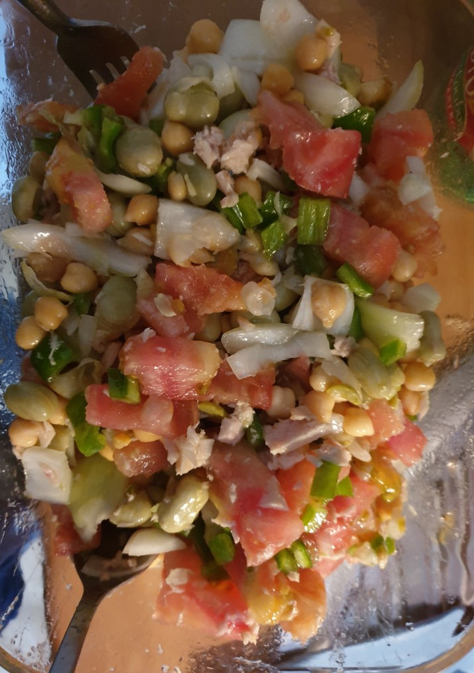 Una foto de Ensalada de garbanzos y habitas
