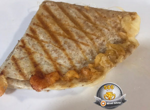 Una foto de Sándwich de jamón de pavo y queso con tortilla integral