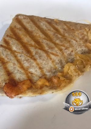 Una foto de Sándwich de jamón de pavo y queso con tortilla integral