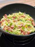 Cocina de aprovechamiento: arroz salteado con ajetes y salchichas