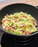 Cocina de aprovechamiento: arroz salteado con ajetes y salchichas