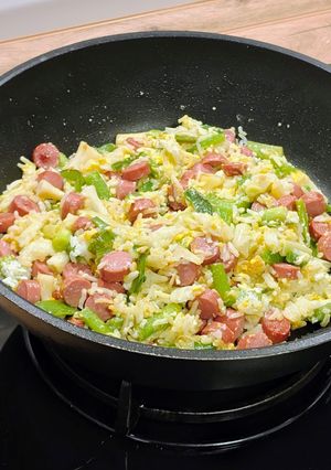 Una foto de Cocina de aprovechamiento: arroz salteado con ajetes y salchichas
