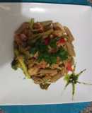 Pasta con marisco y vegetales