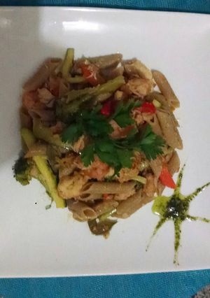 Una foto de Pasta con marisco y vegetales
