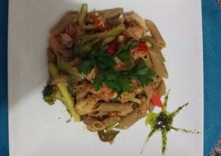 Pasta con marisco y vegetales