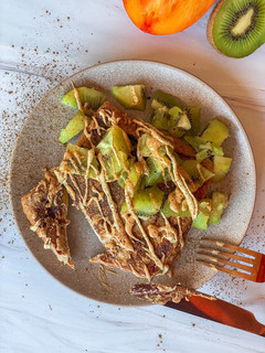 Una foto de Tostadas francesas de caqui y kiwi